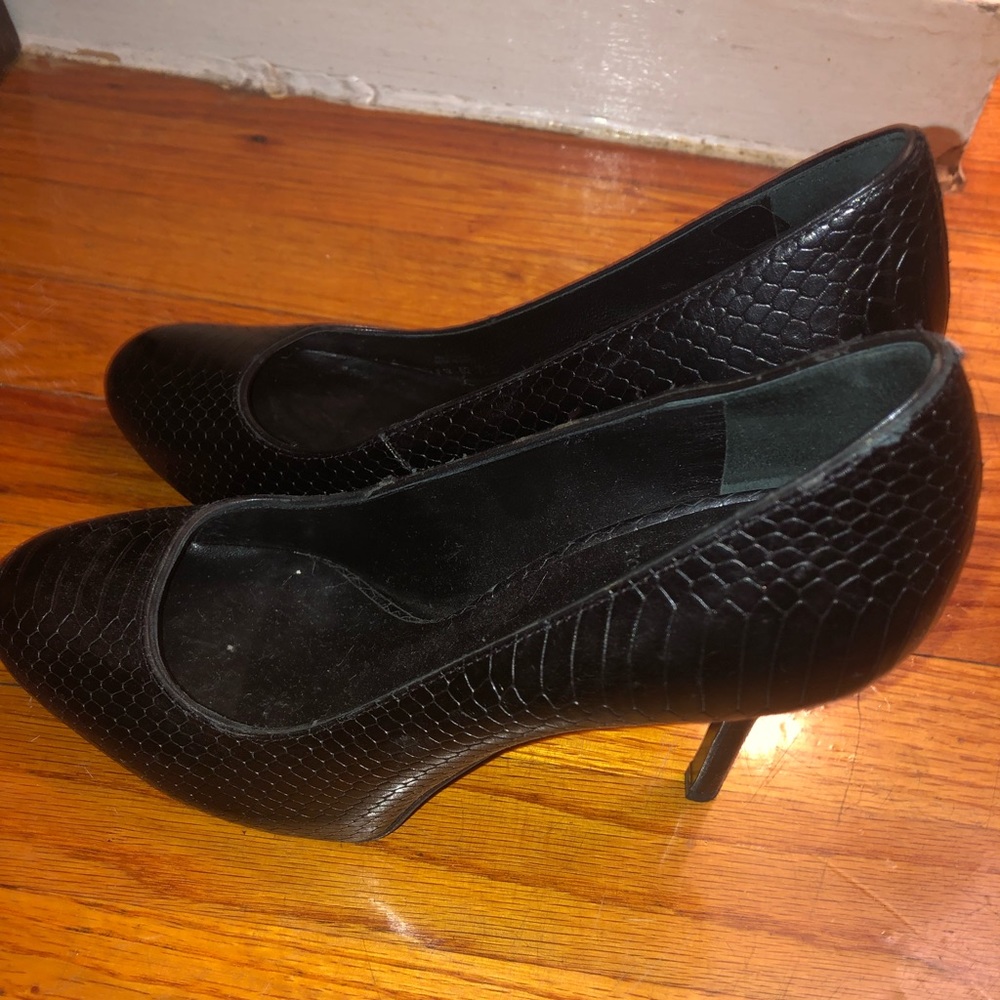 Tory Burch sneaks skin pumps